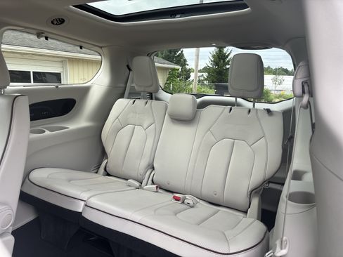 Used 2019 Chrysler Pacifica Limited w/ Advanced Safetytec Group FWD image 21