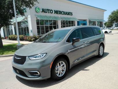 Used 2025 Chrysler Pacifica Select