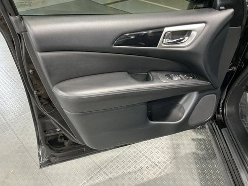 Used 2020 Nissan Pathfinder SV image 28