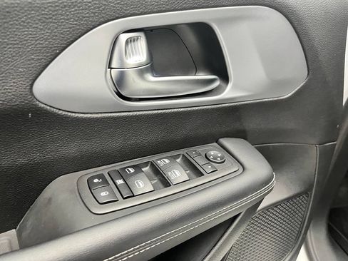 Used 2023 Chrysler Pacifica Touring FWD image 17