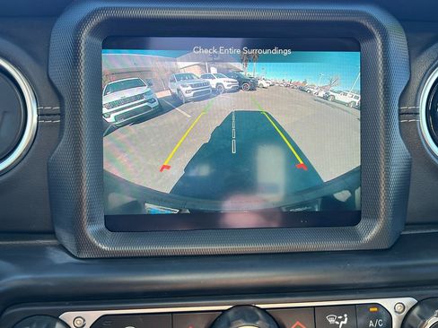 Used 2023 Jeep Wrangler Unlimited Sahara image 31