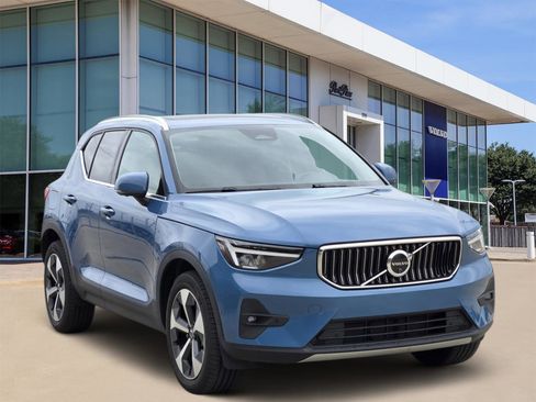 Used 2025 Volvo XC40 B5 Plus image 2