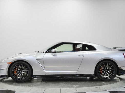 Used 2024 Nissan GT-R Premium w/ Premium Interior Package AWD/4WD image 6