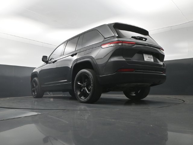Used 2023 Jeep Grand Cherokee Altitude AWD/4WD image 31