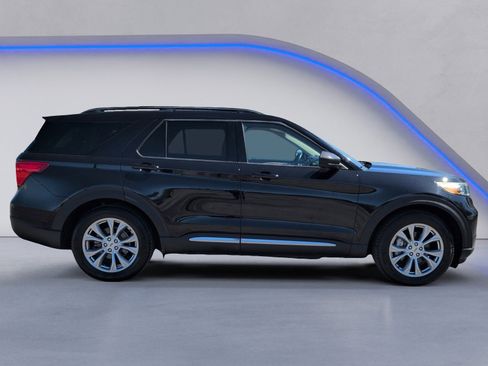 Used 2020 Ford Explorer XLT w/ Equipment Group 202A image 11