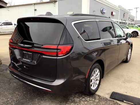 Used 2022 Chrysler Pacifica Touring-L image 3