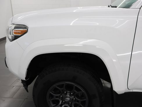 Used 2018 Toyota Tacoma SR5 AWD/4WD image 31