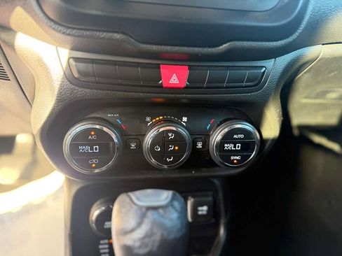 Used 2015 Jeep Renegade Latitude w/ Popular Equipment Group AWD/4WD image 17