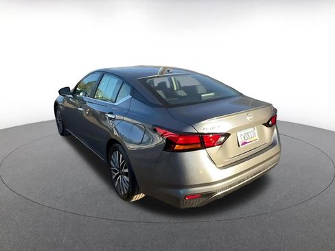 Used 2025 Nissan Altima 2.5 SV image 11