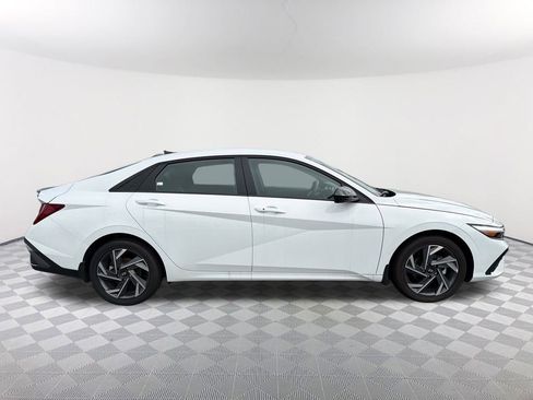 Used 2025 Hyundai Elantra SEL image 4