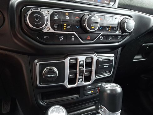 Used 2018 Jeep Wrangler Unlimited Sahara AWD/4WD image 15