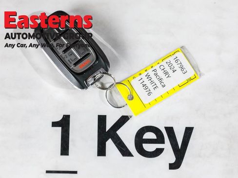 Used 2024 Chrysler Pacifica Select image 26