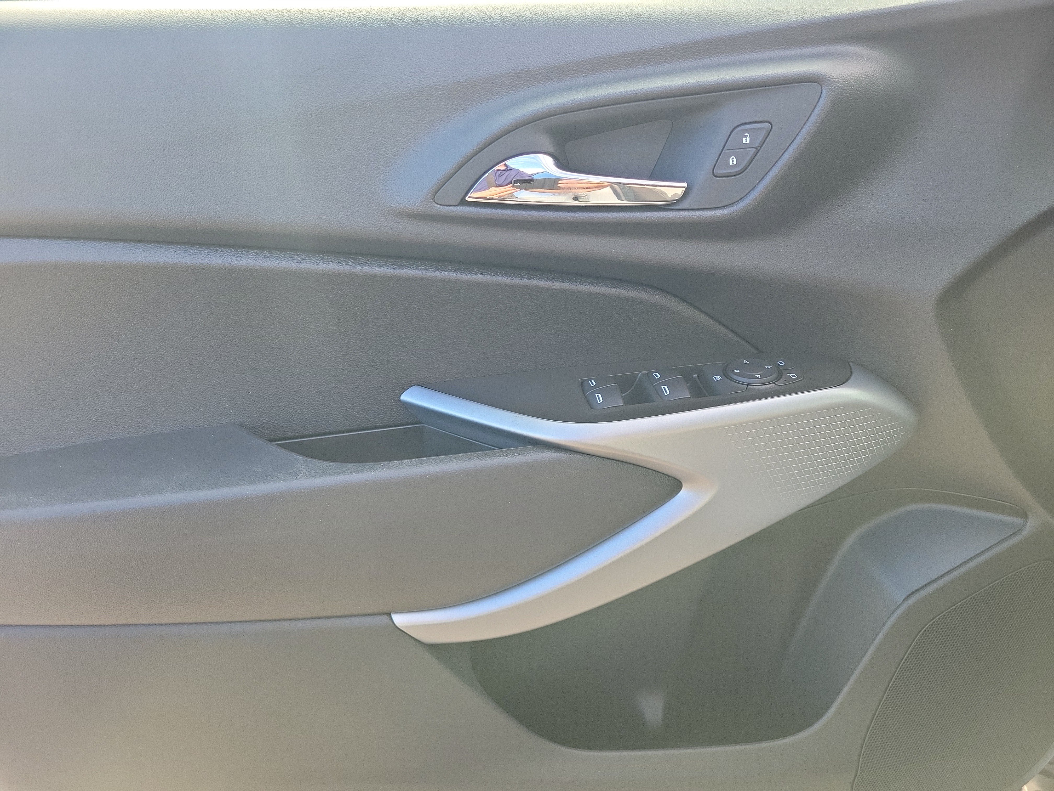 Used 2024 Chevrolet Trax LS w/ Driver Confidence Package FWD image 20
