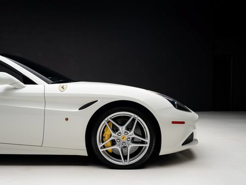 Used 2015 Ferrari California T RWD image 41