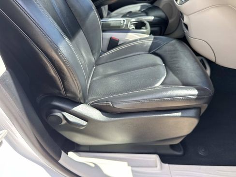 Used 2024 Chrysler Pacifica Touring-L FWD image 11