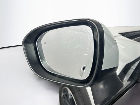 Used 2025 Nissan Rogue SV AWD/4WD image 16