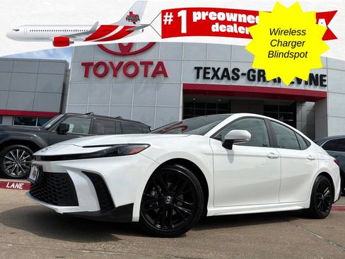 Used 2026 Toyota Camry SE FWD image 1