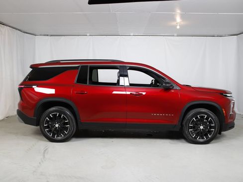 Used 2025 Chevrolet Traverse LT w/ Sun and Wheel Package FWD image 2