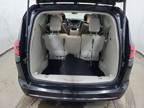 Used 2021 Chrysler Pacifica Limited w/ Uconnect Theater Family Group image 11