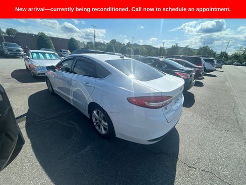 Used 2018 Ford Fusion SE w/ Fusion SE Technology Package FWD image 13