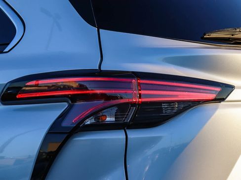 Used 2022 Toyota Sienna Platinum image 12