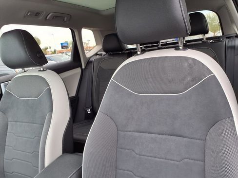 New 2026 Volkswagen Taos SE image 12