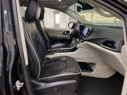 Used 2023 Chrysler Pacifica Limited FWD image 19
