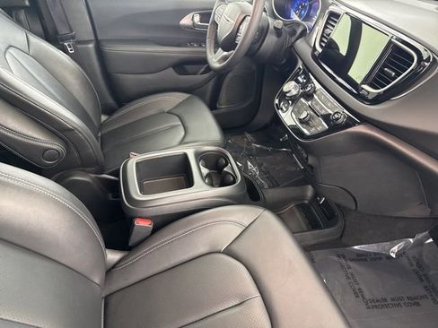 Used 2025 Chrysler Pacifica Select FWD image 23