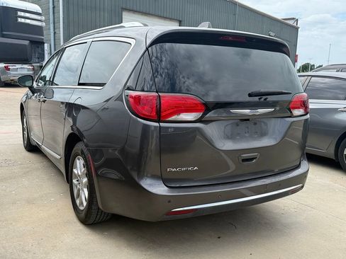 Used 2020 Chrysler Pacifica Touring-L FWD image 2