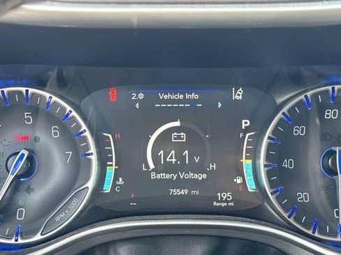 Used 2024 Chrysler Pacifica Touring-L FWD image 18