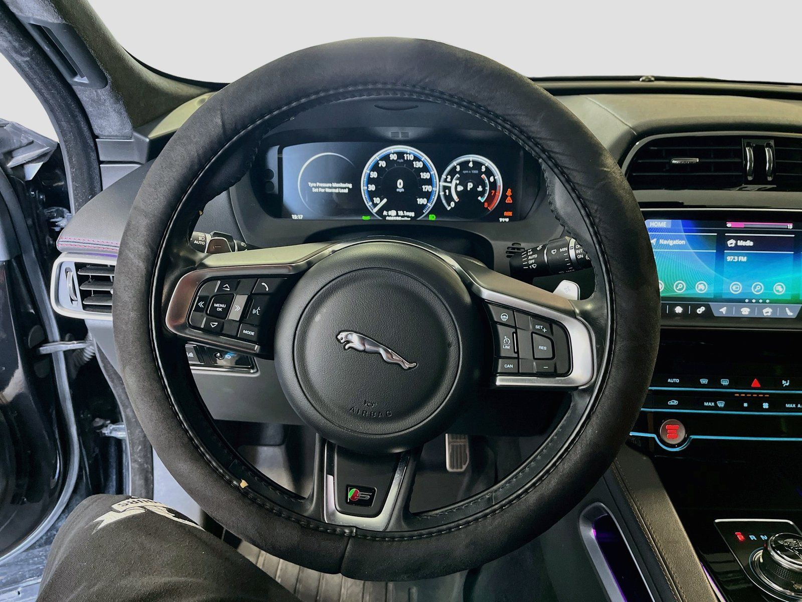 Used 2017 Jaguar F-PACE S AWD/4WD image 11