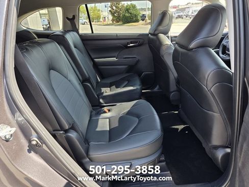 Used 2025 Toyota Highlander AWD image 15