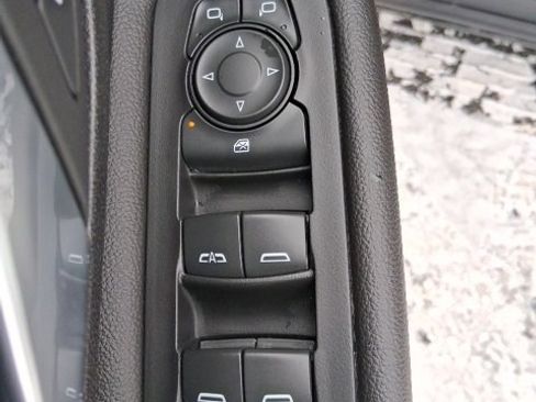 Used 2024 GMC Terrain SLE w/ Driver Convenience Package image 10