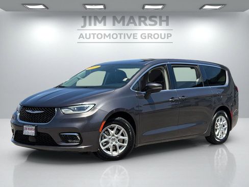Used 2023 Chrysler Pacifica Touring-L FWD image 2
