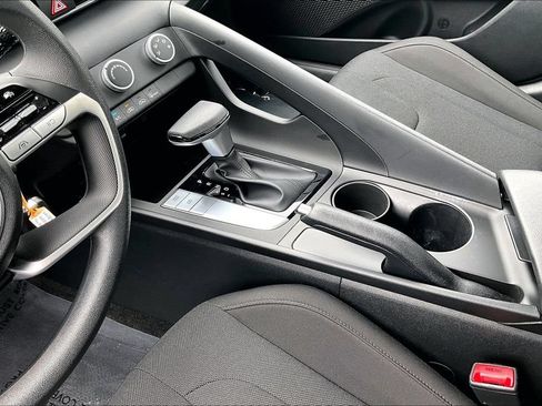 Certified 2025 Hyundai Elantra SE FWD image 10