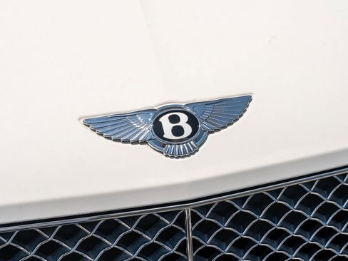 Used 2021 Bentley Bentayga Plug-In Hybrid AWD/4WD image 7