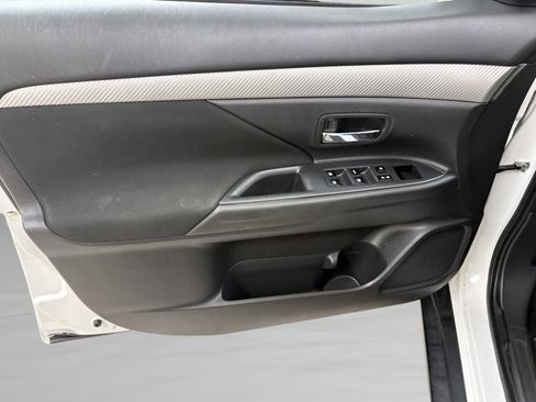 Used 2018 Mitsubishi Outlander SE image 26