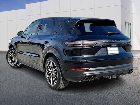 Certified 2022 Porsche Cayenne Platinum Edition image 3