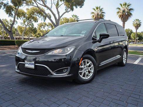 Used 2020 Chrysler Pacifica Touring-L image 2