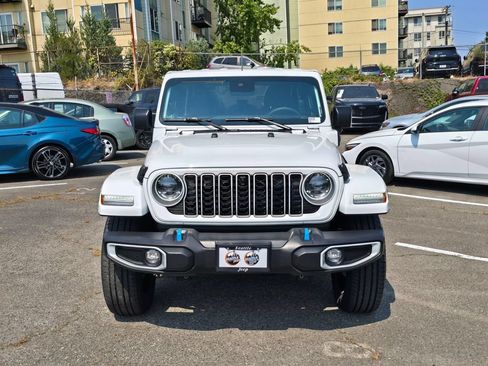 Used 2024 Jeep Wrangler Unlimited Sahara w/ Technology Group AWD/4WD image 3