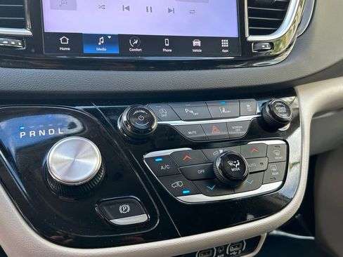 Used 2024 Chrysler Pacifica Touring-L image 23