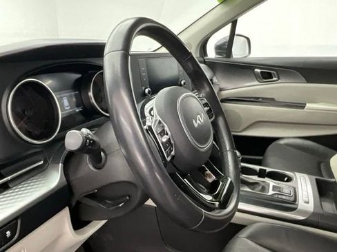 Used 2023 Kia Carnival LX image 16
