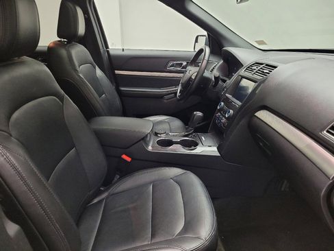 Used 2018 Ford Explorer XLT w/ Equipment Group 202A AWD/4WD image 21