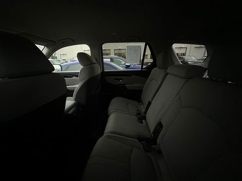 Used 2023 Honda Pilot LX image 9