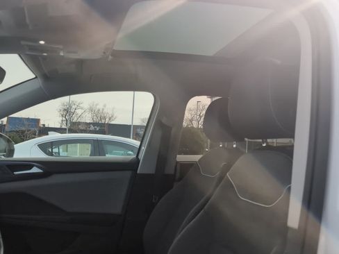 Certified 2023 Volkswagen Taos SE w/ Panoramic Sunroof Package image 7