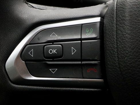 Used 2025 Jeep Compass Latitude image 27