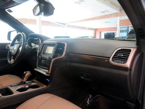 Used 2017 Jeep Grand Cherokee Laredo image 28