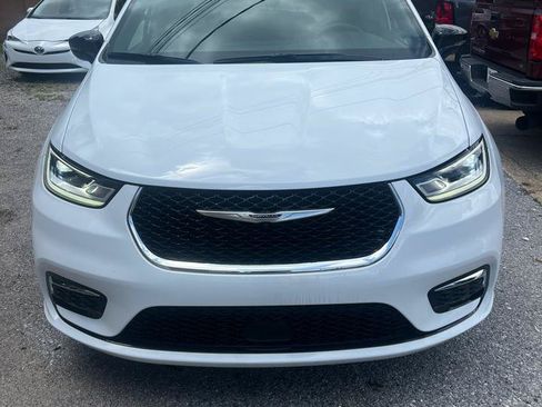 Used 2026 Chrysler Pacifica Select FWD image 3