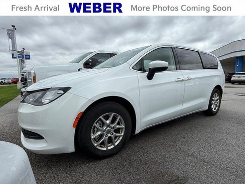 Used 2022 Chrysler Voyager LX image 1