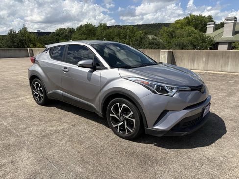 Used 2018 Toyota C-HR XLE FWD image 2